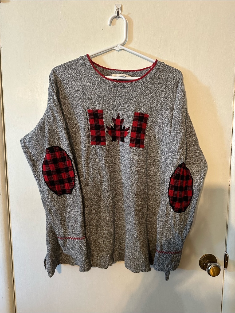 Cotton country Canada 🇨🇦 Gray Knit Sweater with Red Buffalo Plaid Accents large